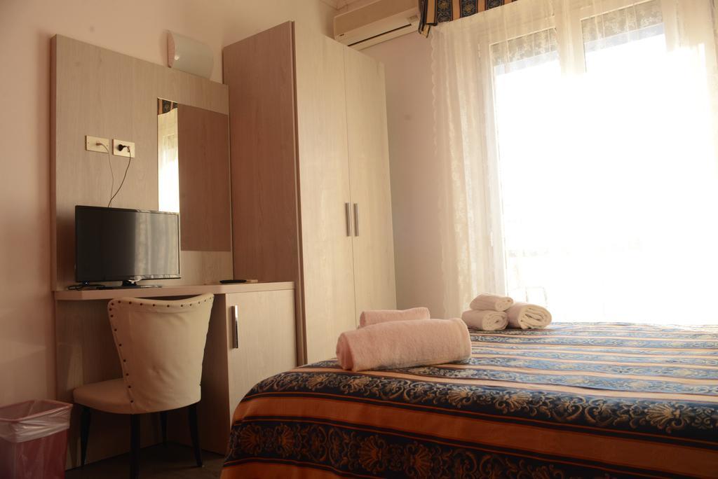 Hotel Vergilius Riccione Exterior foto